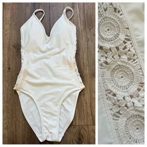 NEW!! Shade & Shore Cream Crochet One-Piece Swimsuit, Small (4-6)